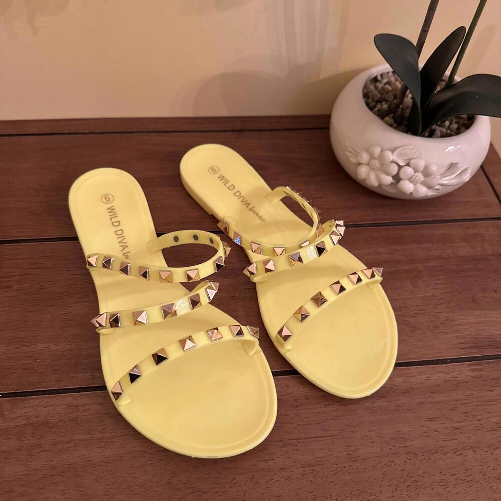 Wild Diva Lounge Sandals Woman’s Size 6 Yellow Joanie-211 PVC Jelly Slides